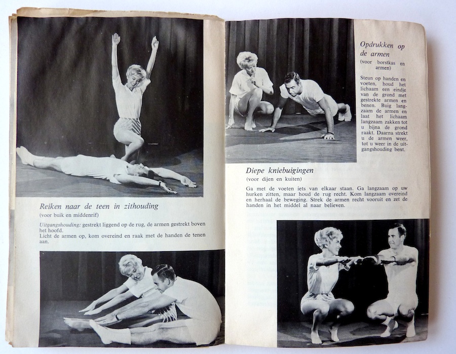 De vrouw stimuleert de man bij zijn oefeningen