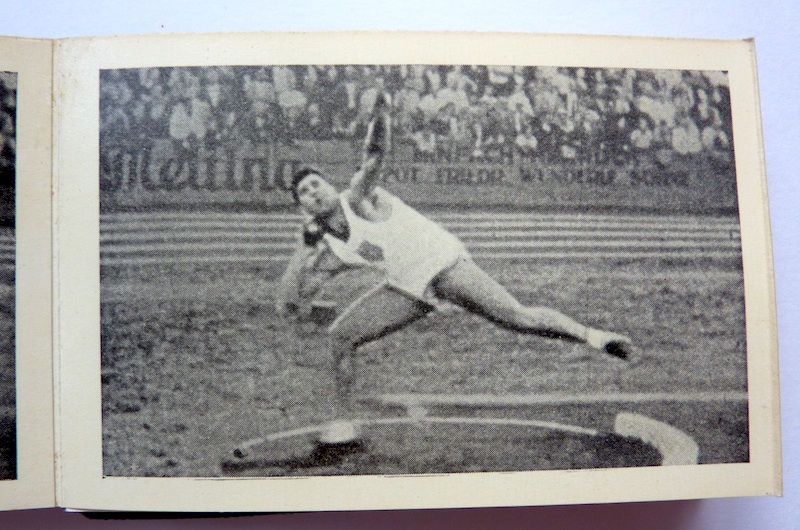 Fraaie sportsman op weg naar stootworp