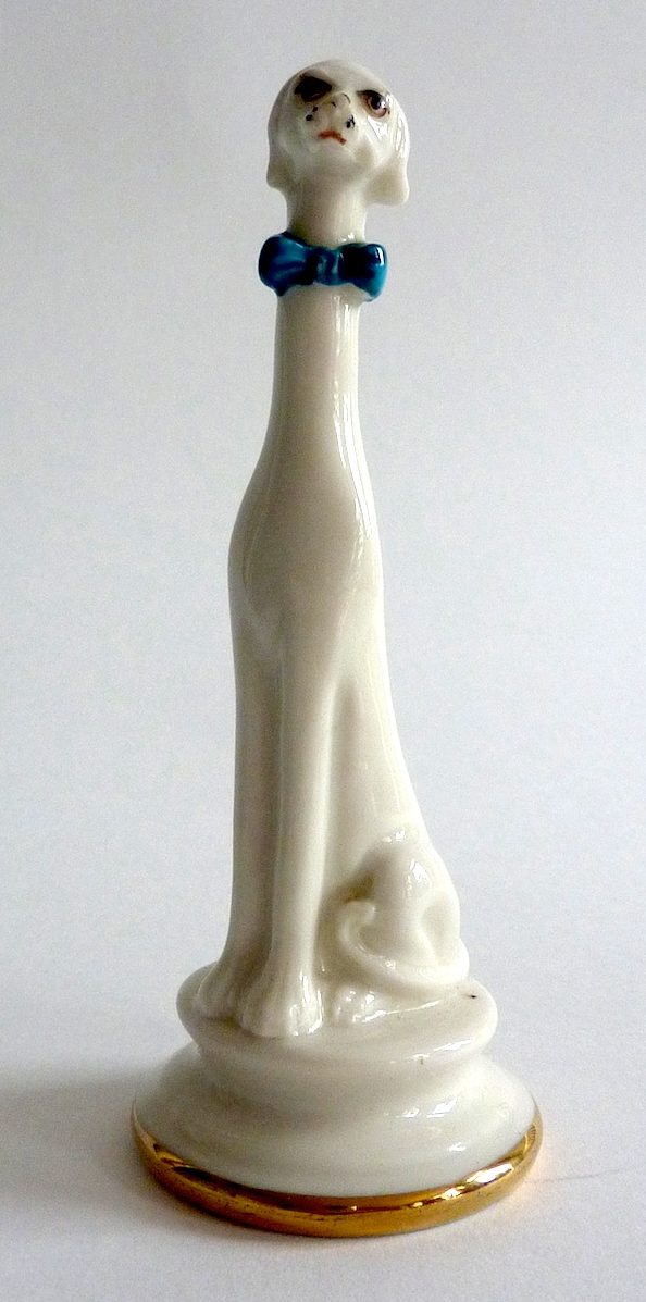 Langgerekte hond op gouden voet