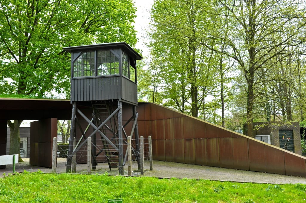 foto laat ingang Kamp Amersfoort zien.