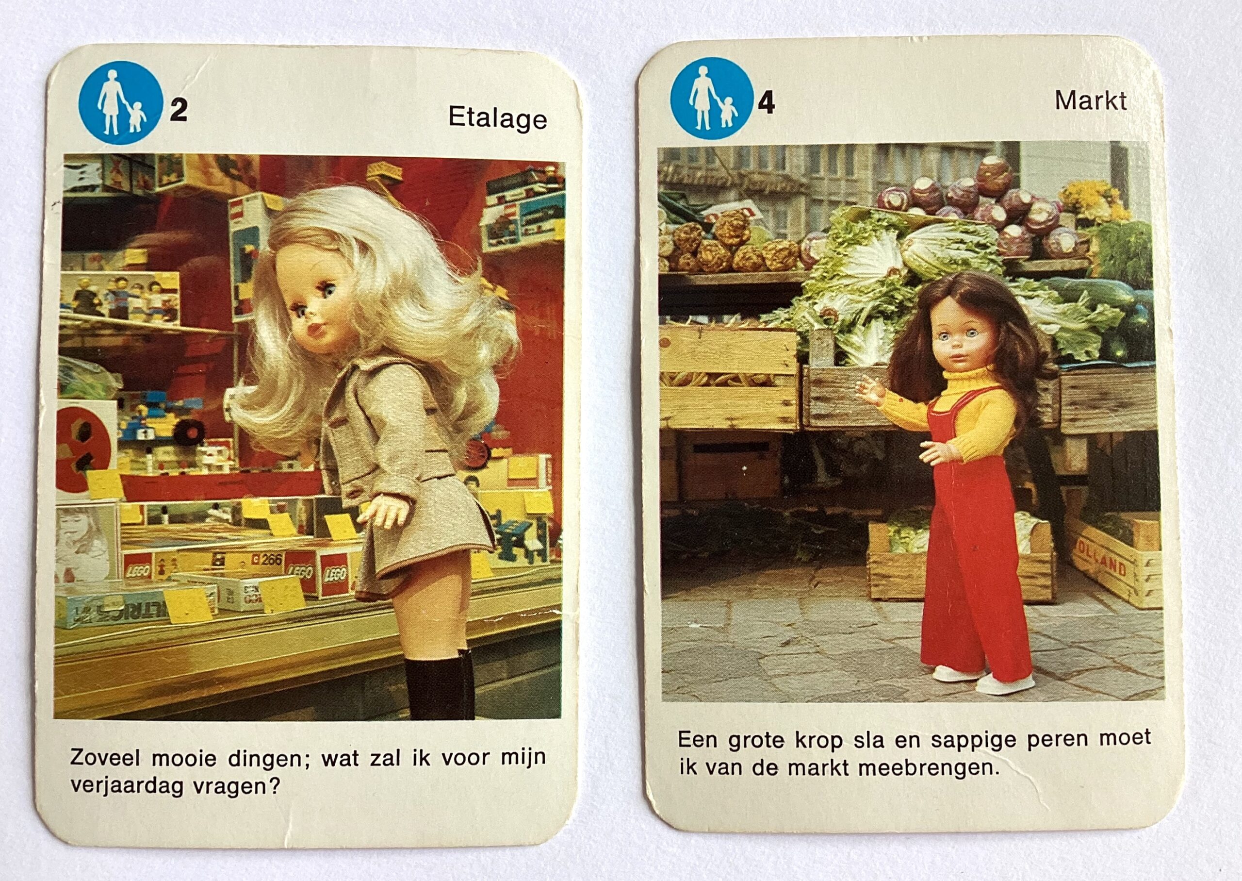 Twee kaarten van Het Raaf Poppenkwartet. Poppen in alledaagse scenes: op de markt en voor de etalage.